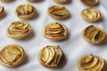 Crostate di mele in miniatura frangipane su tovaglia — Foto stock