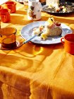 Torta Tres Leches su piatto e vassoio — Foto stock