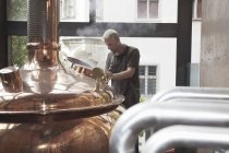 Молодий чоловік працює на пивоварному заводі — стокове фото