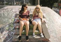 Due amiche di skateboard che chiacchierano nello skatepark — Foto stock