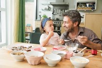 Отец и дочь пекут на кухне — стоковое фото