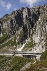 Autobahn nach Gotthard vorbei an alter Straße, Schweiz — Stockfoto