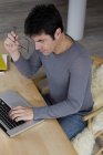 Зрілий бізнесмен працює ноутбуком вдома — стокове фото