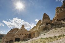 Abitazioni rupestri su pendio collinare, Cappadocia, Anatolia, Turchia — Foto stock