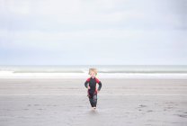Маленький хлопчик біжить на пляжі — стокове фото