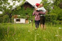 Casal abraçando no quintal — Fotografia de Stock