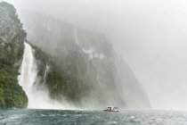 Vista panorámica de las cascadas, Milford Sound, Nueva Zelanda - foto de stock