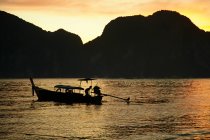 Meereslandschaft und Boot bei Sonnenuntergang, Phi Phi Don, Thailand — Stockfoto