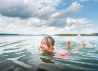 Mädchen schwimmt im See — Stockfoto