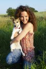 Жінка з собакою, на пшеничному полі — стокове фото