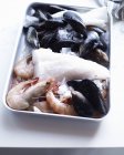 Вид зверху з крижаного лотка з різноманітними сирими морепродуктами — стокове фото