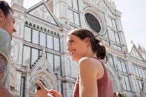 Мужчина и женщина у церкви Санта Кроче, площадь Санта Кроче, Флоренция, Тоскана, Италия — стоковое фото