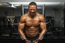 Mitte erwachsener Mann, Gewichte heben, Rückansicht — Stockfoto