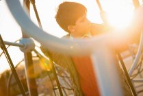 Junge auf Seilschaukel auf Spielplatz — Stockfoto