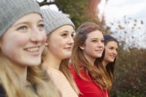 Close up de quatro adolescentes ao ar livre — Fotografia de Stock