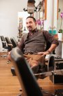 Портрет дорослого чоловіка-перукаря в перукарні — стокове фото