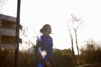 Reife Läuferin im Park hört Musik über Kopfhörer — Stockfoto
