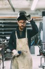 Porträt eines Metallarbeiters mit Schweißbrenner in Schmiedewerkstatt — Stockfoto