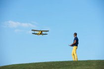 Man flying model plane — Stock Photo