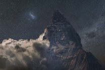 Низькі хмари на Маттерхорн під Зоряна ніч небо, Церматт, Кантон Уолліс, Швейцарія — стокове фото