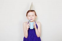 Mädchen trinkt aus Plastikbecher mit Stroh — Stockfoto