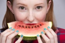 Junge Frau mit Scheibe Wassermelone — Stockfoto