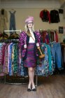 Mulher em roupas vintage de pé na loja — Fotografia de Stock