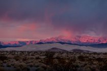 Montanhas na paisagem seca do deserto — Fotografia de Stock