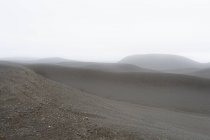 Graue neblige Hügel — Stockfoto