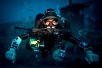 Retrato subaquático de mergulhador técnico usando um dispositivo de rebreather para localizar naufrágio, Lombok, Indonésia — Fotografia de Stock