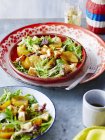 Portionen Salat mit gerösteten goldenen Rote Beten — Stockfoto