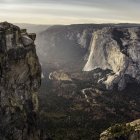 Vue en altitude de la vallée sous les formations rocheuses, parc national de Yosemite, Californie, États-Unis — Photo de stock