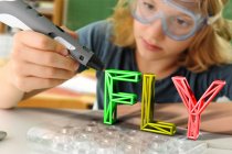 Junge mit digitalem Stift und 3D-Modell von Großbuchstaben im Klassenzimmer — Stockfoto