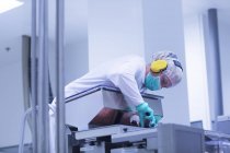 Travailleur utilisant des machines dans une usine pharmaceutique — Photo de stock