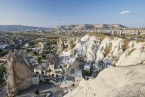 Vista de alto ângulo de formações rochosas e habitações, Capadócia, Anatólia, Turquia — Fotografia de Stock