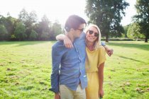 Портрет романтичної молодої пари в сонячному парку — стокове фото