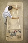 Tapissier construisant un cadre en bois sur la table — Photo de stock