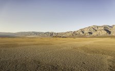 Wüste und Berge bei klarem Himmel im Sonnenlicht — Stockfoto