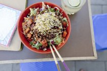 Vista superior da salada vegetariana com macarrão na mesa de café da calçada — Fotografia de Stock