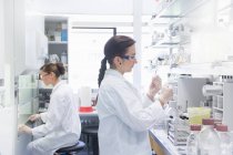 Studenti di biologia che lavorano in laboratorio — Foto stock