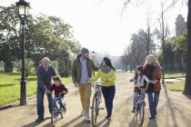 Famille multi-génération dans le parc avec vélos — Photo de stock