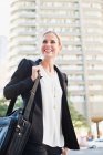 Businesswoman carrying briefcase outdoors — Stock Photo