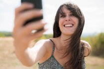 Mulher adulta média tirando fotografia de auto retrato — Fotografia de Stock