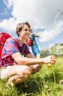 Coppia giovane escursionismo, Tirolo, Austria — Foto stock