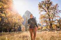 Frau mit Kamera in der Herbstlandschaft, Yosemite Nationalpark, Kalifornien, USA — Stockfoto