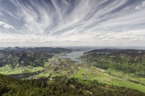 Озеро Тегернезе от горы Уолберг, Бавария, Германия — стоковое фото