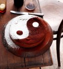 Pastel decorado con el símbolo yin yang - foto de stock