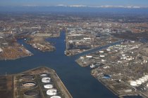 Vista aérea del puerto industrial, Venecia, Italia - foto de stock