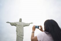 Mature woman photographing Christ the Redeemer, Rio De Janeiro, Brazil — Stock Photo