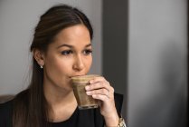 Портрет женщины, пьющей кофе — стоковое фото